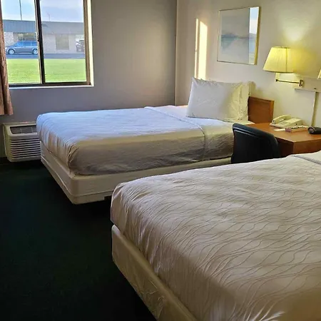 Carlyle Inn & Suites